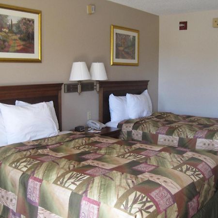 Briarwood Inn Of Geneva Экстерьер фото