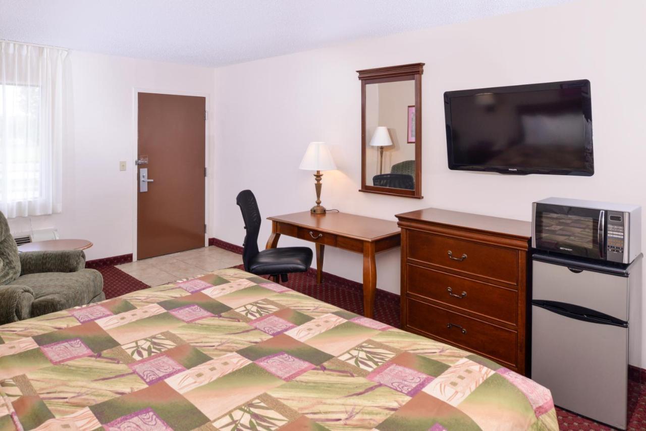 Briarwood Inn Of Geneva Экстерьер фото