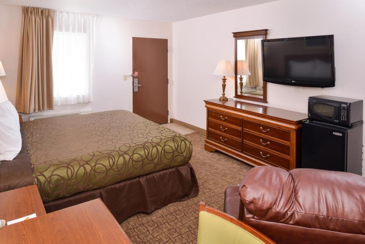 Briarwood Inn Of Geneva Экстерьер фото