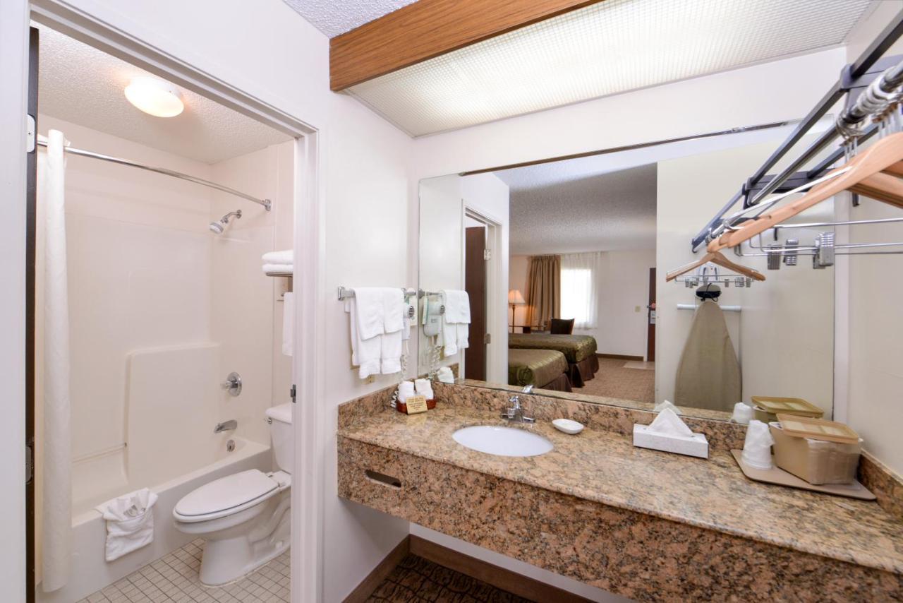 Briarwood Inn Of Geneva Экстерьер фото