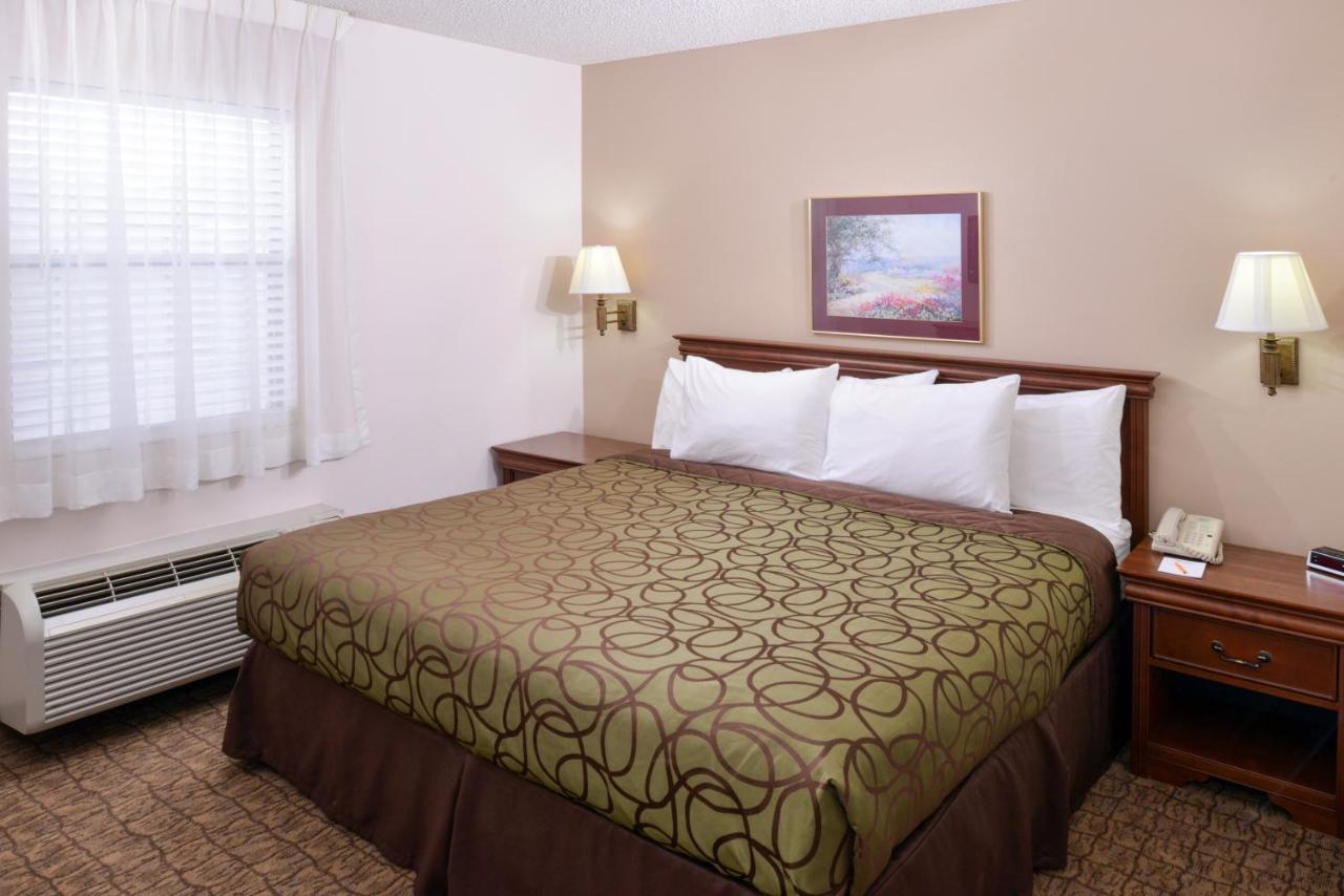Briarwood Inn Of Geneva Экстерьер фото